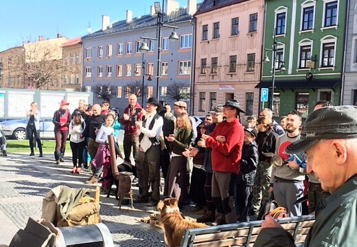 01 zahájení před radnicí 2