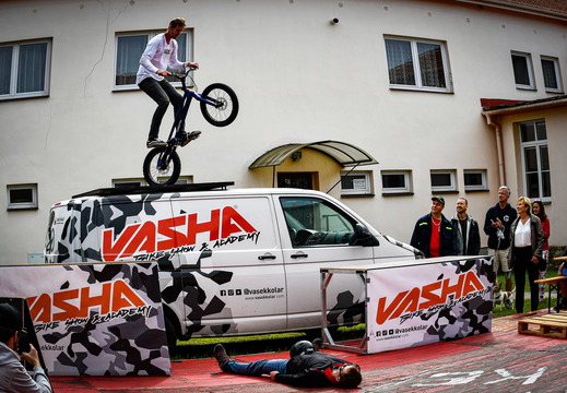 08 Bohatý program - mIstr světa přeskakuje nadél muže s chráničem hlavy