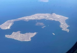 014 Letecký pohled na Santorini (při letu na Krétu)