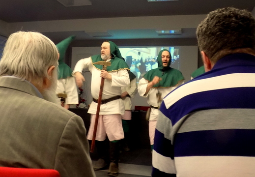 003 po ukončení videa se jako překvapení zjevují kahancovníci s přáním pro oslavence