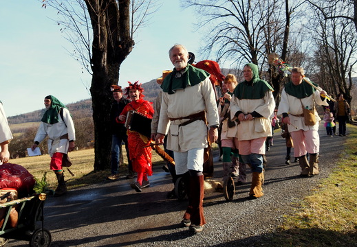 501 Masopustní průvod přichází na nádraží ve Zlatých Horách