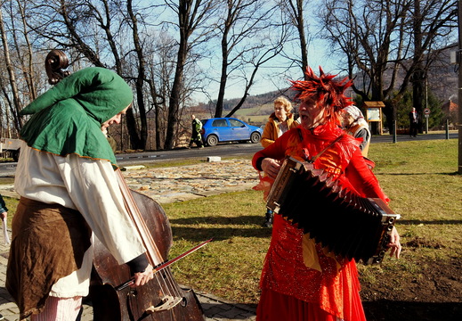 503 Hudba hraje po celou dobu průvodu