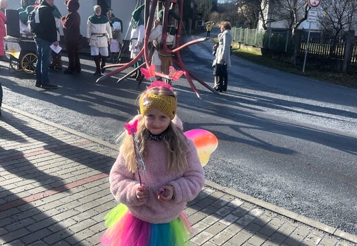 290 Pojízdná udírna odjíždí od školky k sídlišti