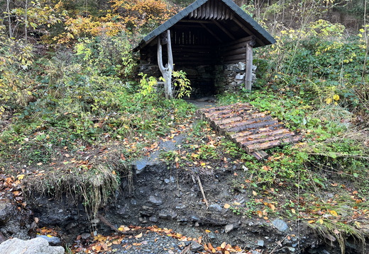 01 Poškozená cesta u studánky nad Mírem