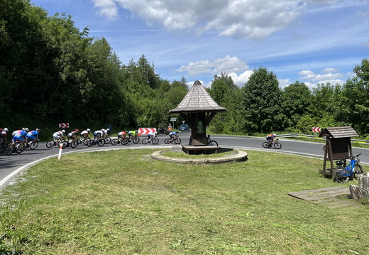 40 A už frčí celý peloton