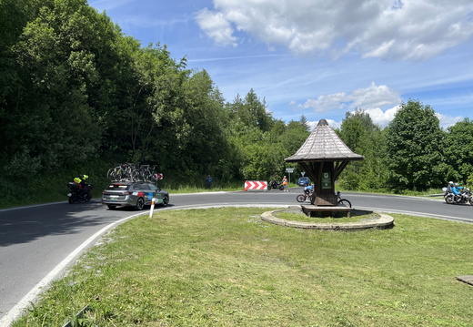 45 Další závodníci spolu s doprovodnými vozidly
